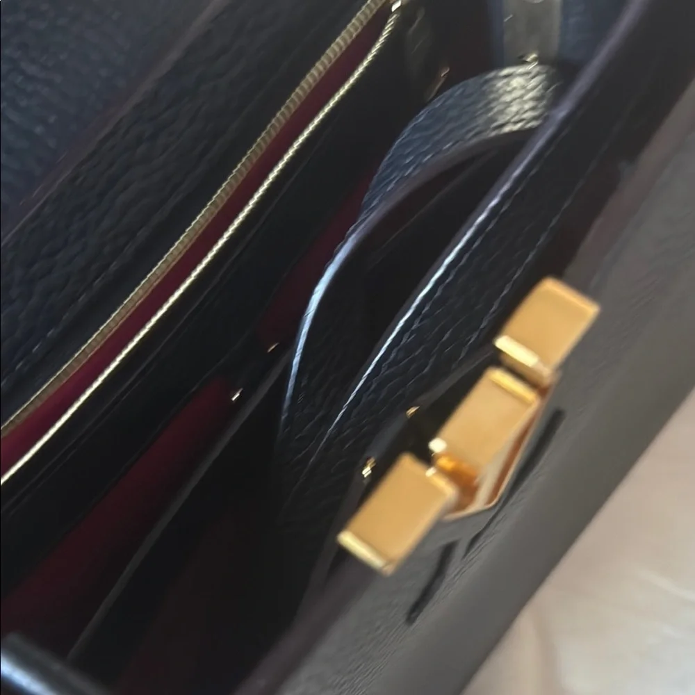Louis Vuitton Black Crossbody Bag with Textured Leather - Picture 5 of 15